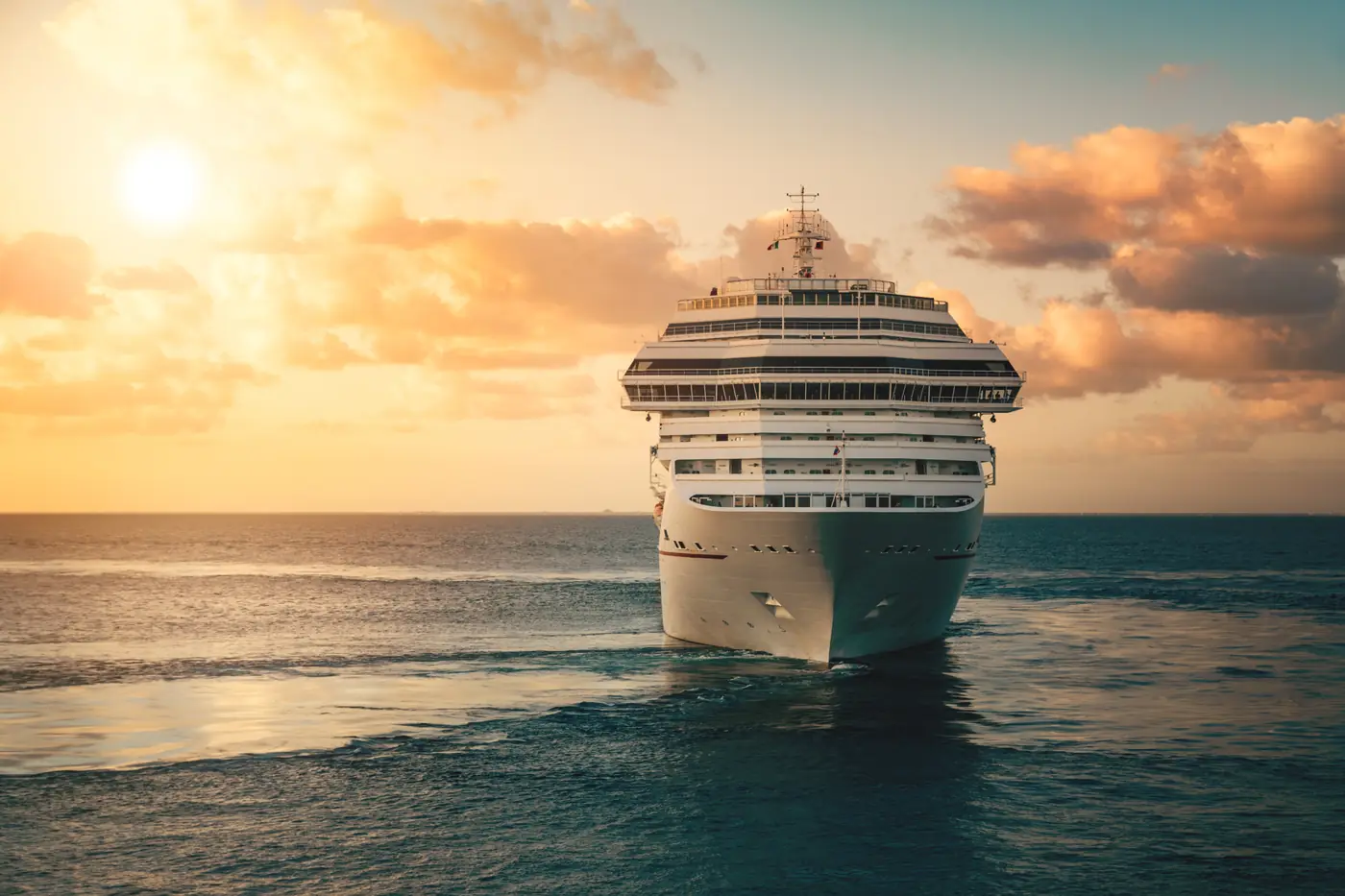 Kreuzfahrtschiff im Abendlicht im Hafen