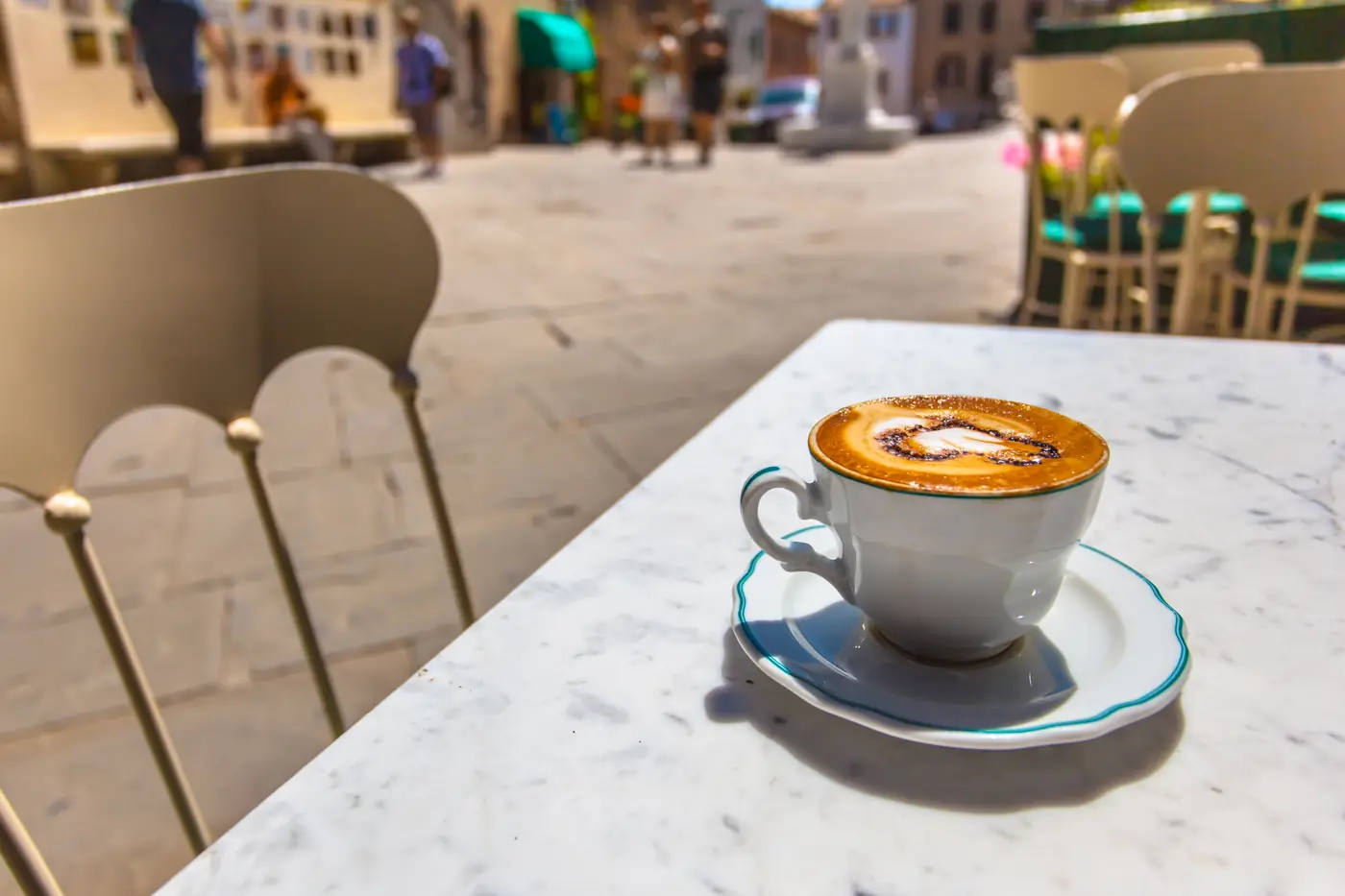Kaffeepause im Schatten – mediterranes Café im Freien