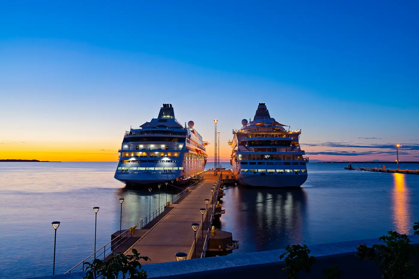 Kreuzfahrtschiff am Abend im Hafen
