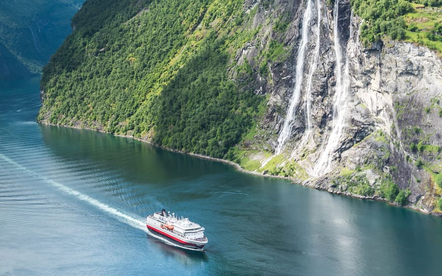 Kreuzfahrtschiff in nordischer Fjordlandschaft