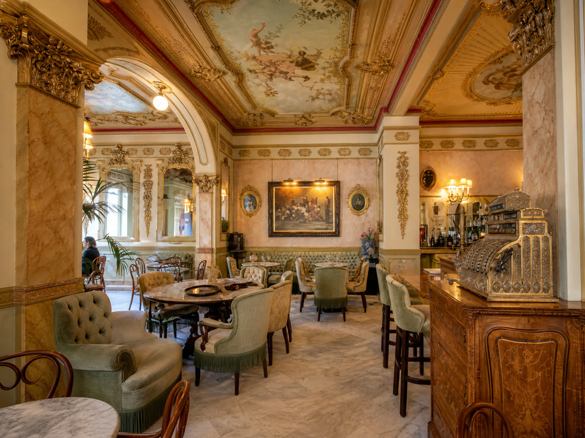 Historischer Innenraum des Café Royalty in Cádiz