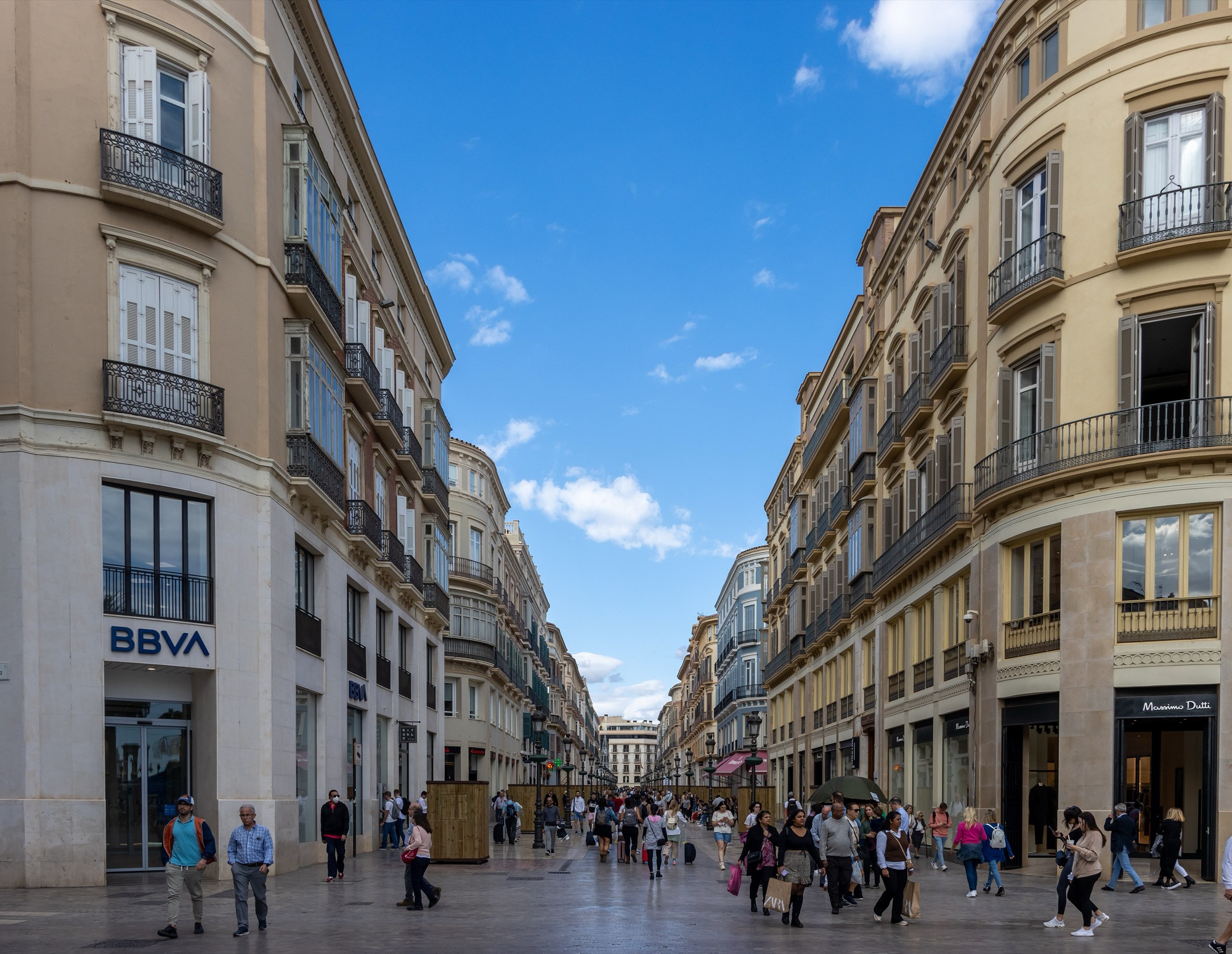 Calle Larios in Málaga mit Passanten und Cafés