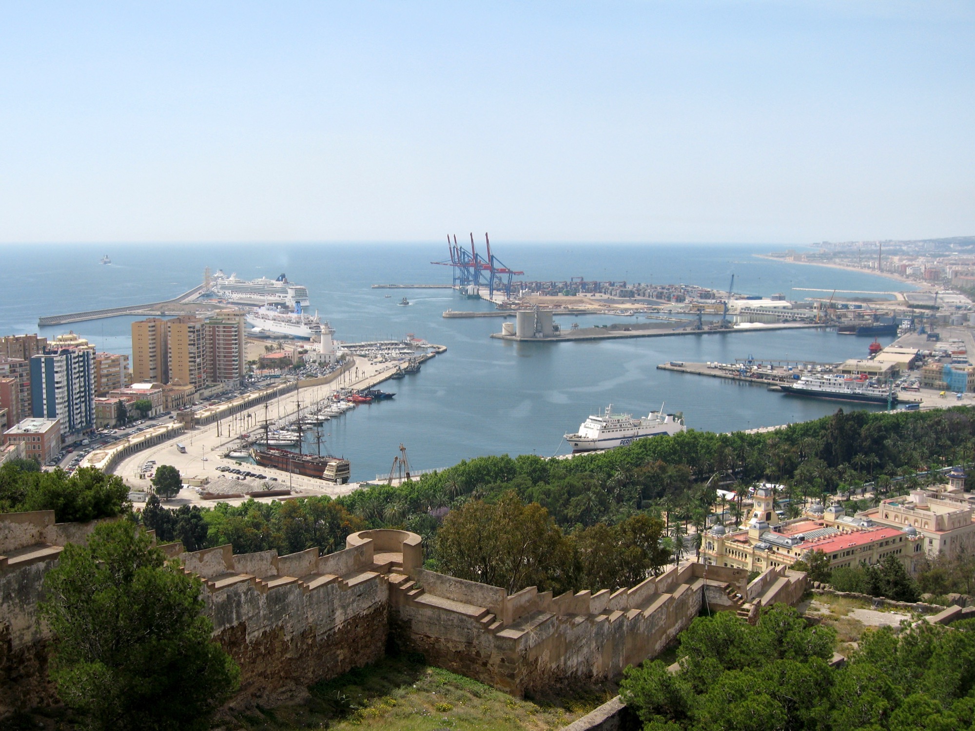 Hafen von Málaga mit Blick auf die Stadt und den Pier