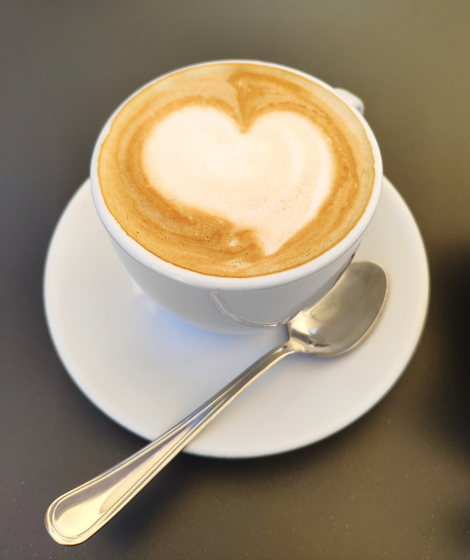 Cappuccino mit herzförmigem Milchschaum