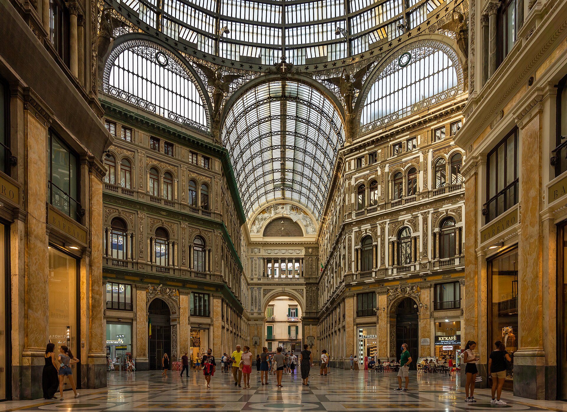 Lichtdurchfluteter Innenraum der Galleria Umberto I in Neapel