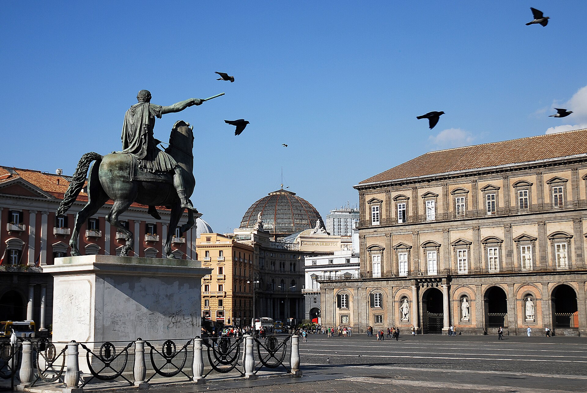Piazza del Plebiscito in Neapel mit Königlichem Palast