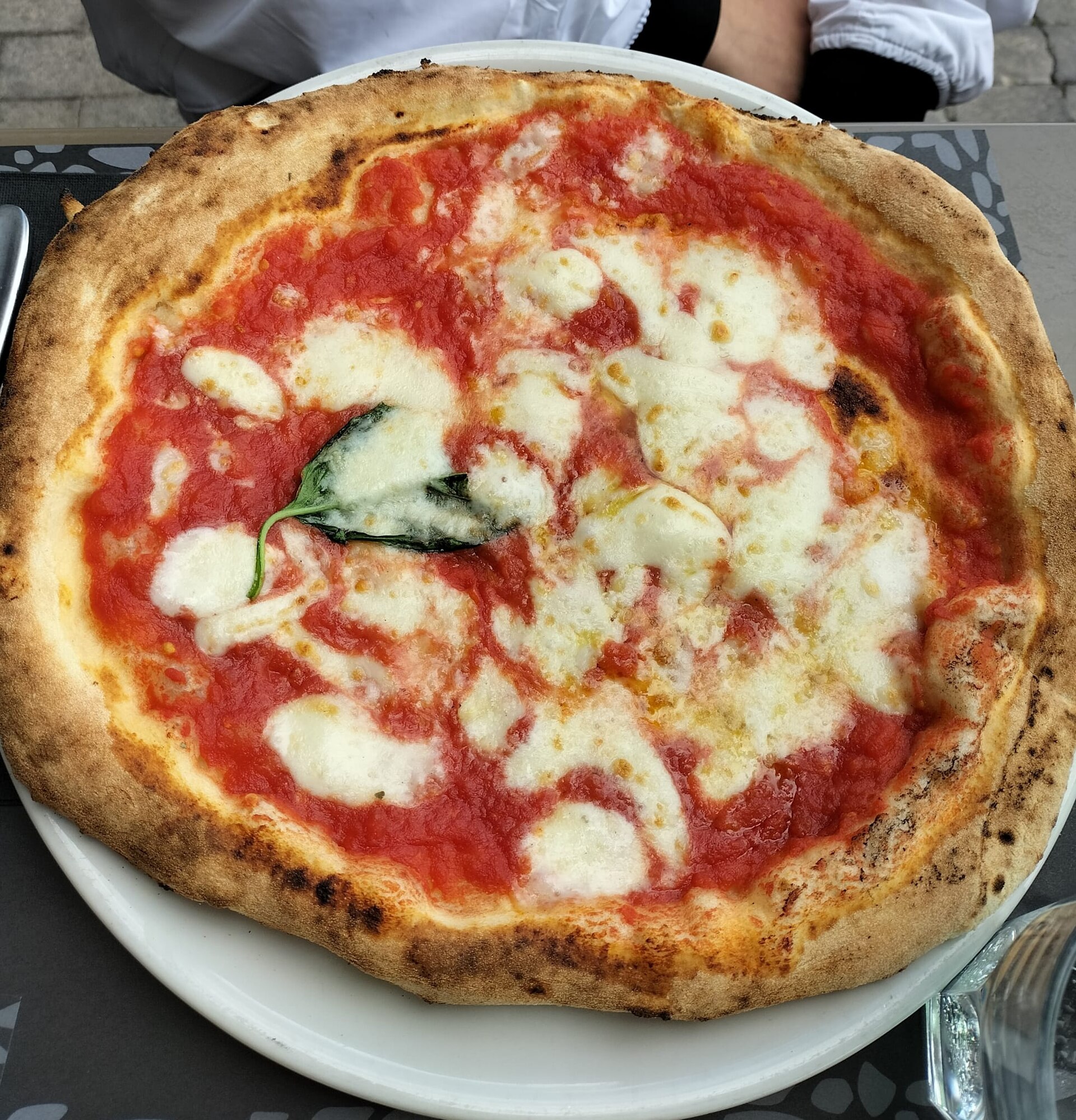 Neapolitanische Pizza frisch aus dem Ofen