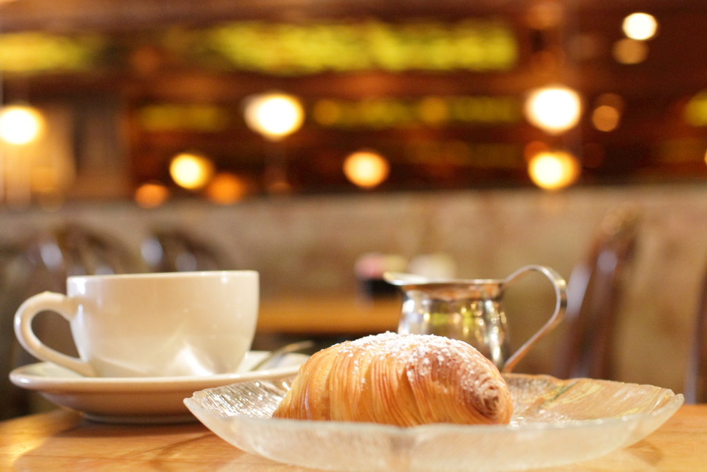 Warme Sfogliatella riccia mit Kaffee