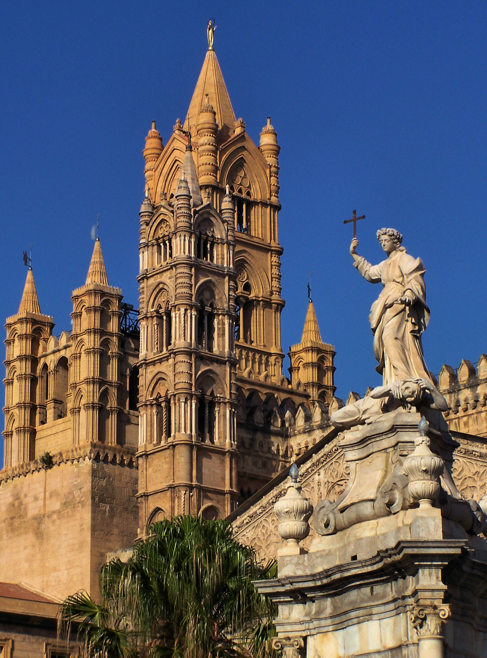 Kathedrale von Palermo mit Kuppel und Platz