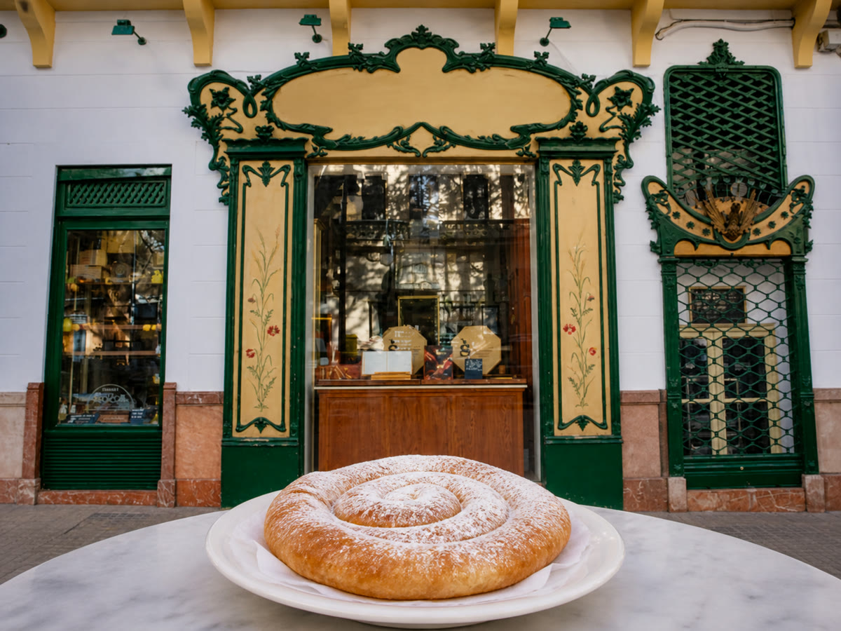 Ensaimada vor der grünen Fassade des Forn des Teatre in Palma