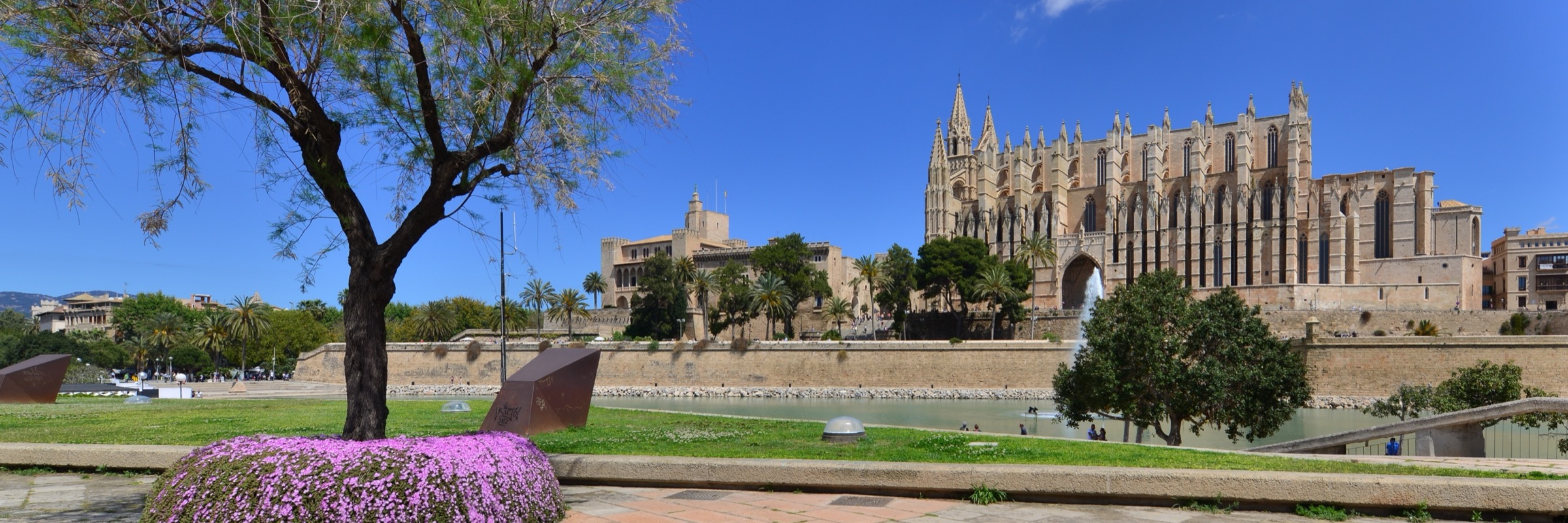Parc de la Mar mit Blick auf La Seu und den Almudaina-Palast