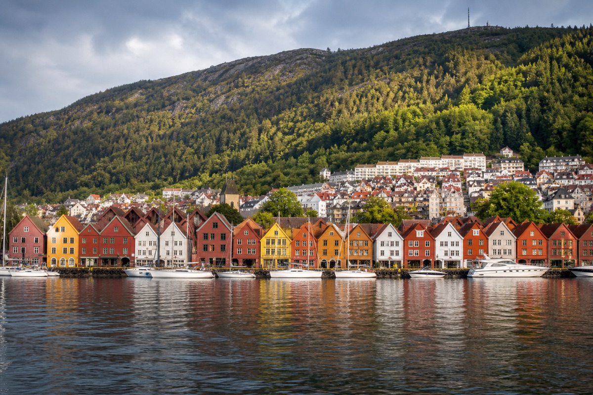 Bunte Holzhäuser von Bryggen am Hafen von Bergen