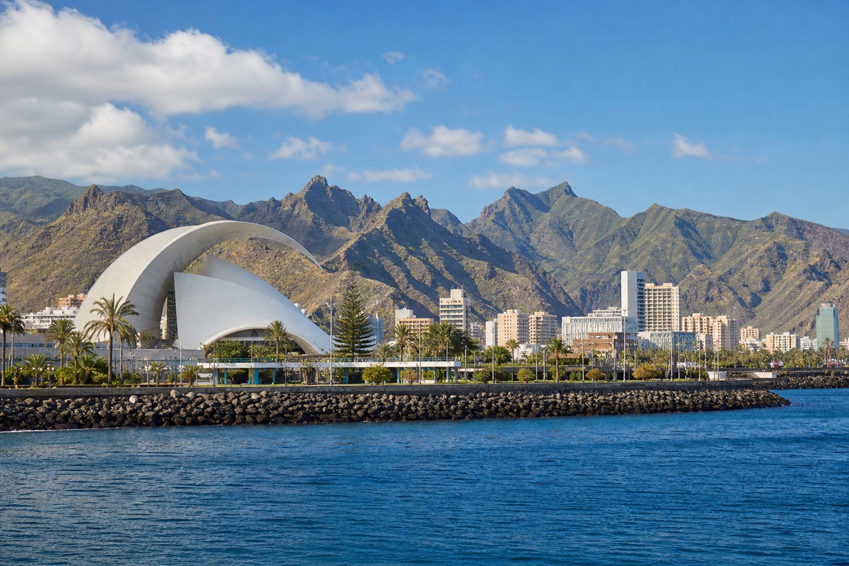 Ufer von Santa Cruz de Tenerife mit Auditorio und Anaga-Gebirge