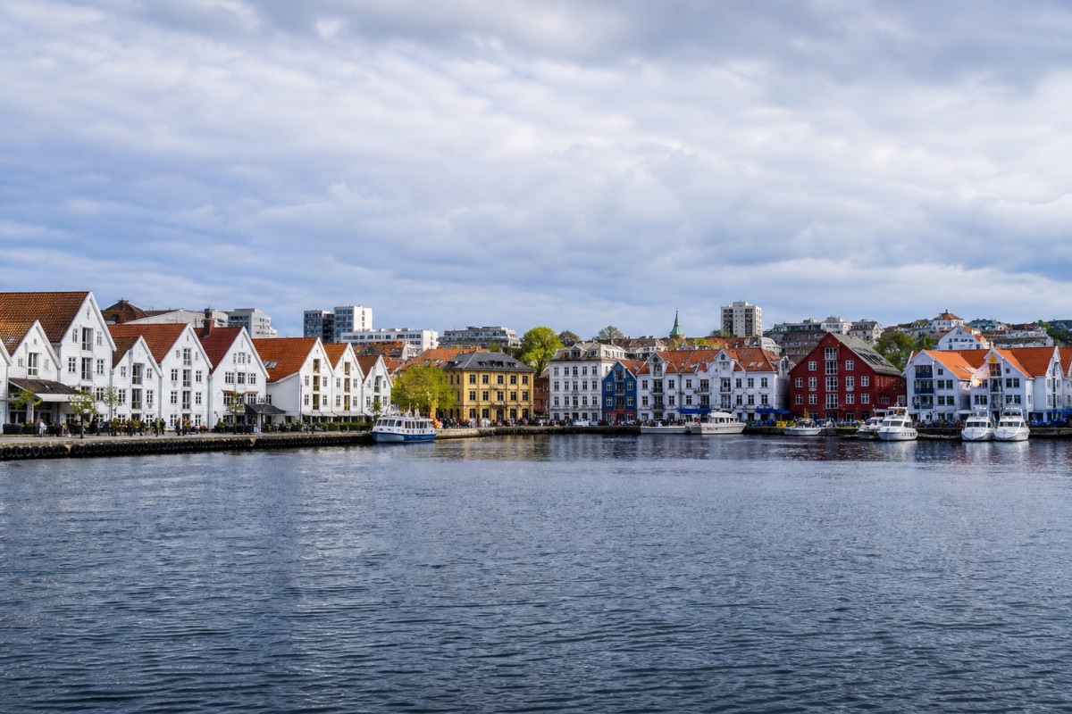 Weiße Holzhäuser und Hafenfront am Vågen in Stavanger
