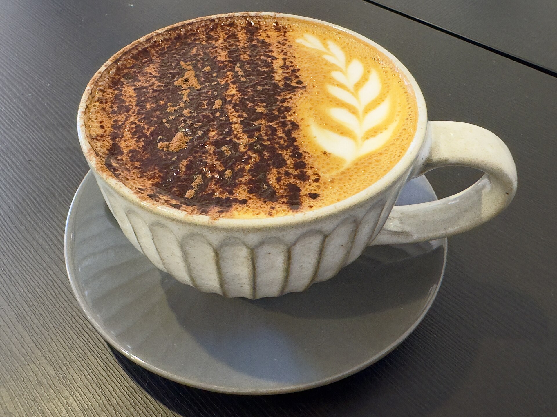 Cappuccino mit Milchschaum und Kakaopulver
