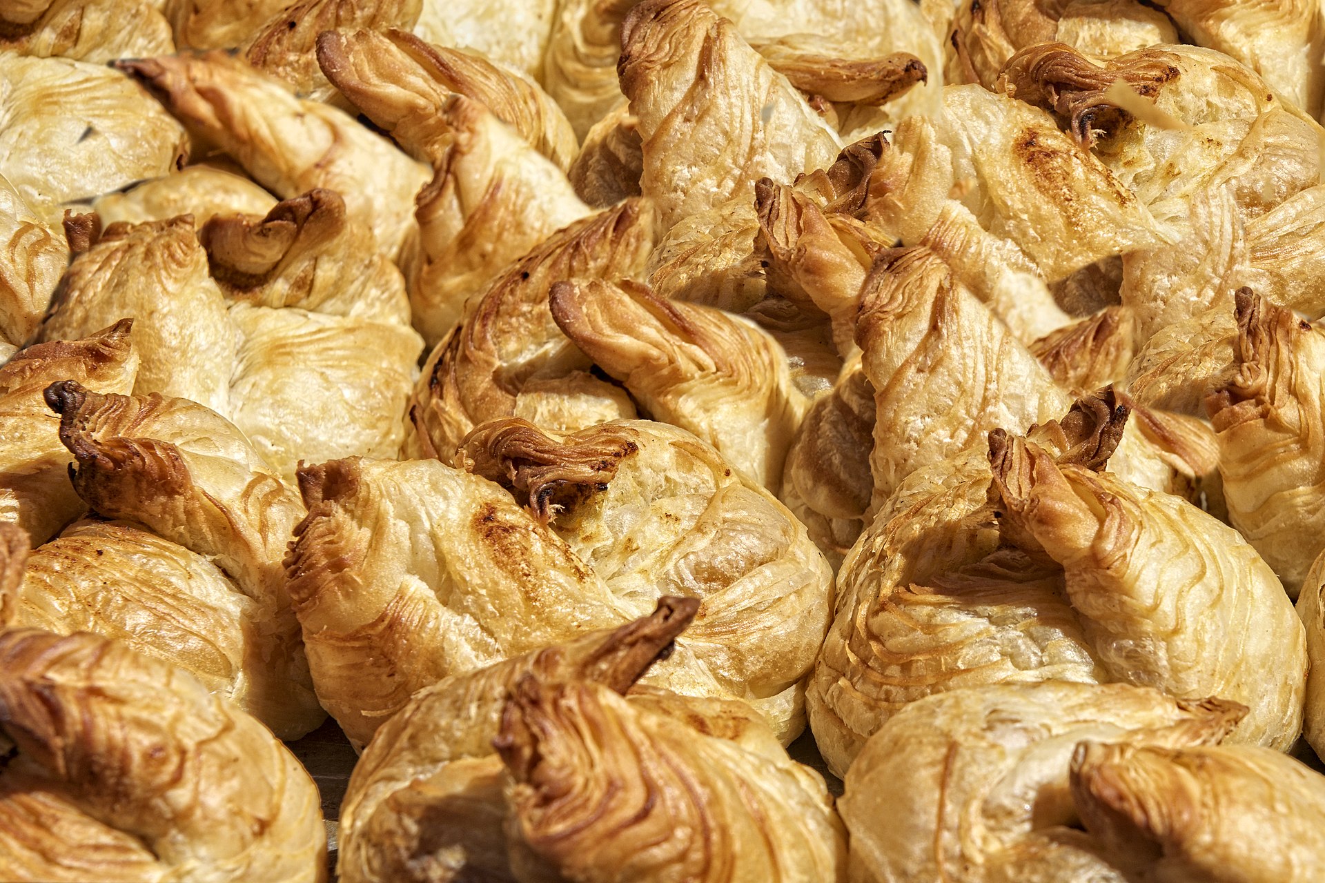 Frisch gebackene maltesische Pastizzi